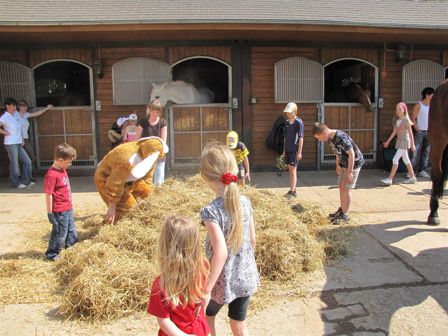 Tag der Offenen Tür - Ostereiersuche mit dem Osterhasen
